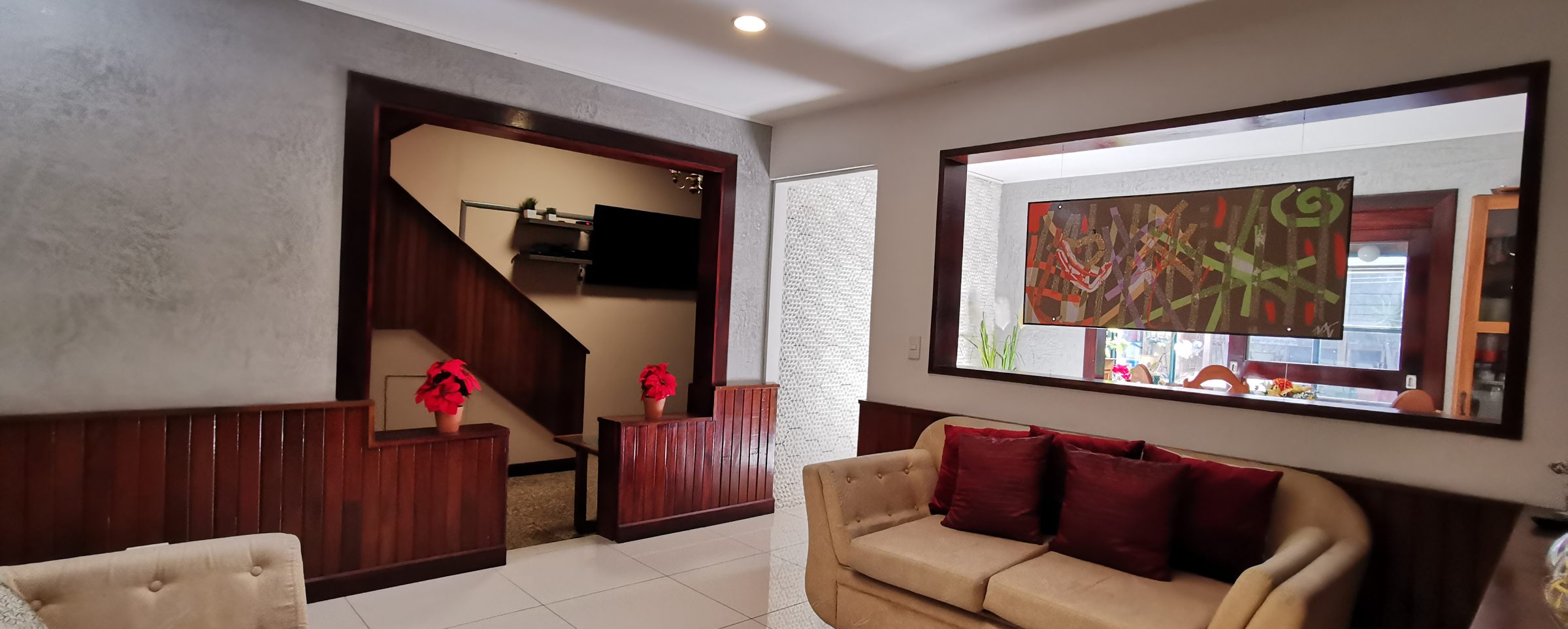 Interior de residencia con acabados en madera
